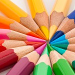 Bunte Farbstifte vor weißem Hintergrund