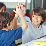 Schüler geben sich High Five im Unterricht